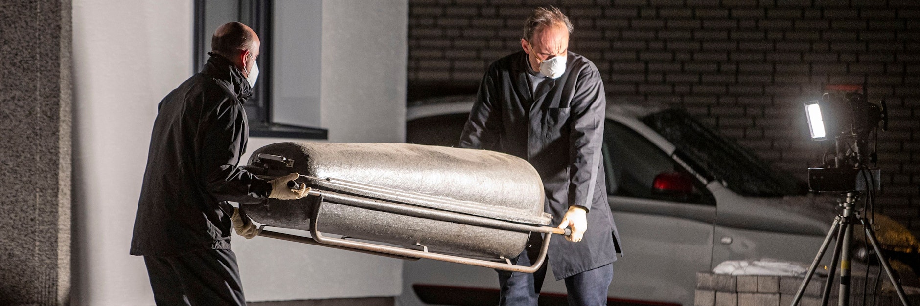 Bestatter tragen eine Leiche aus dem Haus in Radevormwald.