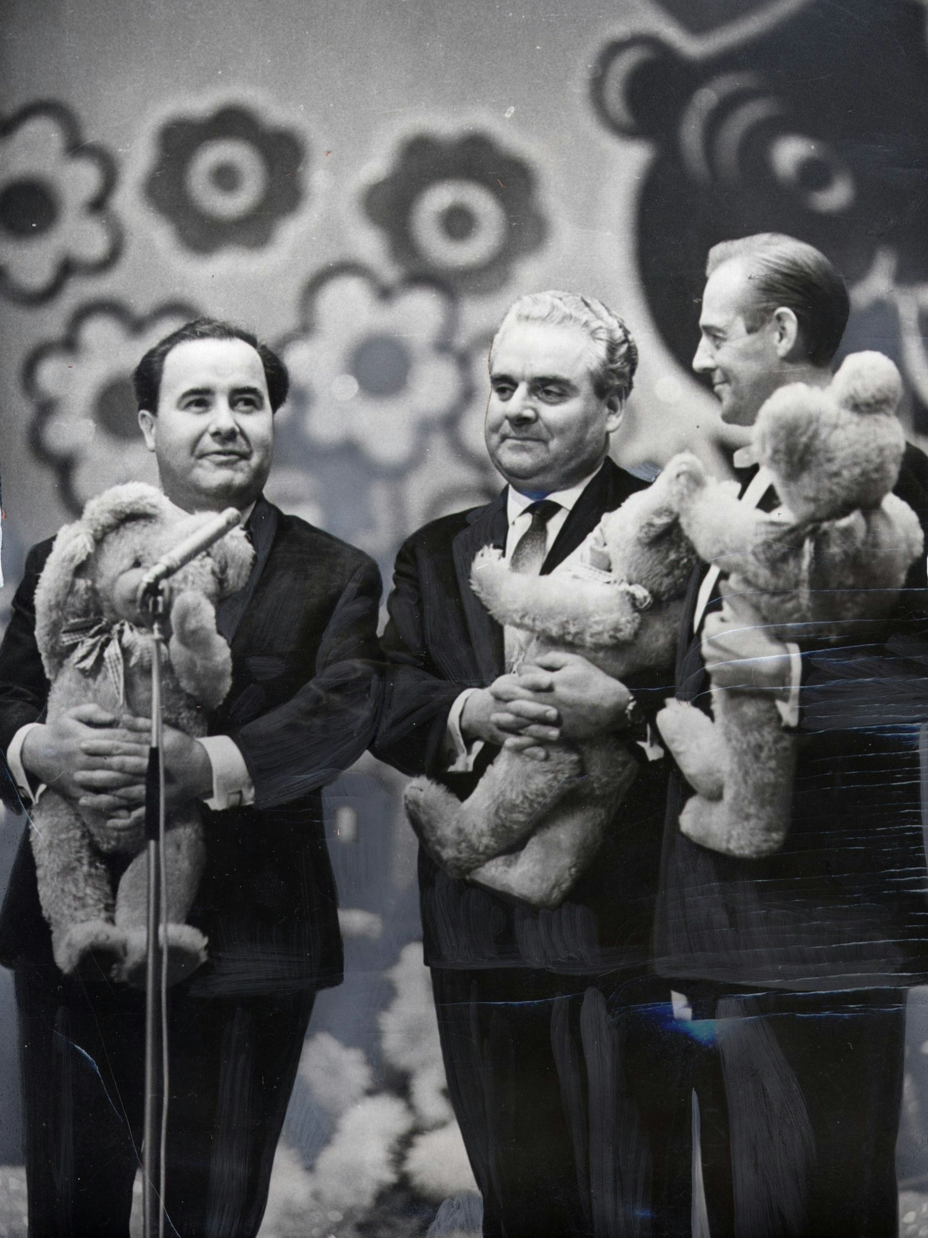 Herbert Köfer mit Heinz Quermann&nbsp; und&nbsp; Gustav Müller (Mi.) in der beliebten Fernsehshow „Da lacht der Bär“.