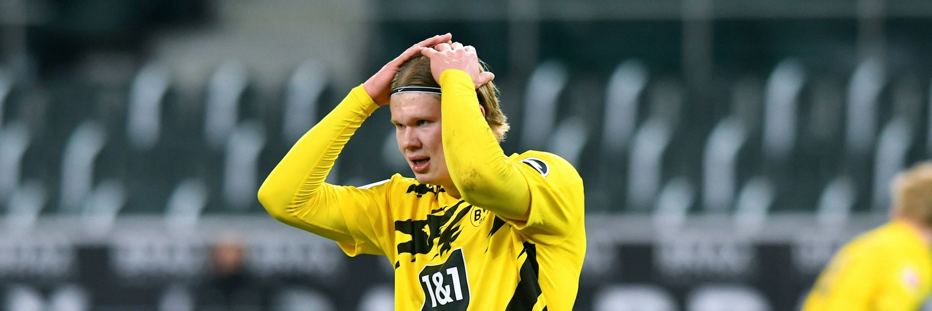 Was ist hier los? BVB-Stürmer Erling Haaland kann es nicht fassen. Dortmund ist nach dem 2:2 gegen Hoffenheim nur noch Mittelmaß. 