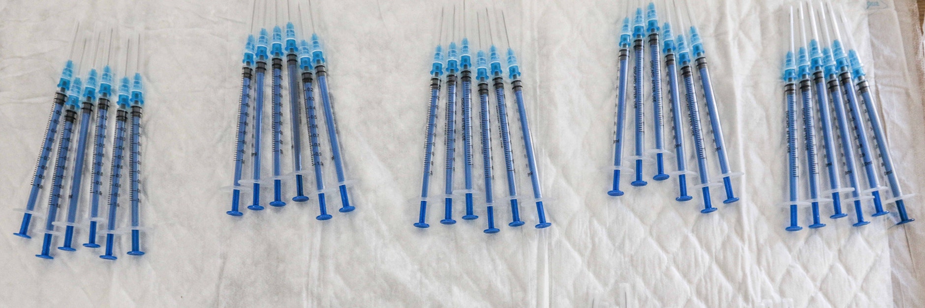 Spritzen liegen für die Corona-Impfung bereit.