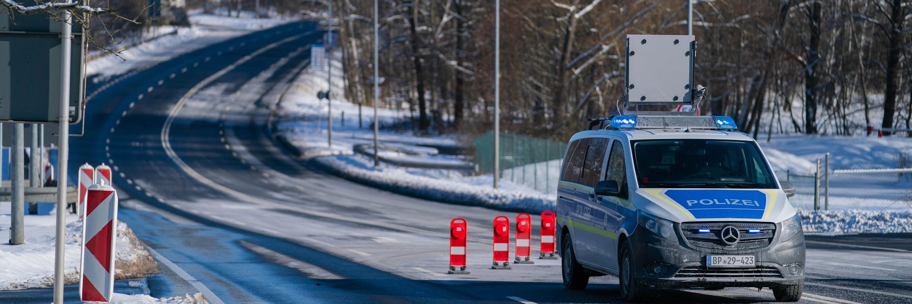 Ein Auto der Bundespolizei steht an der bayerisch-tschechischen Grenze bei Schirnding - der Grenzverkehr wird ruhen. 