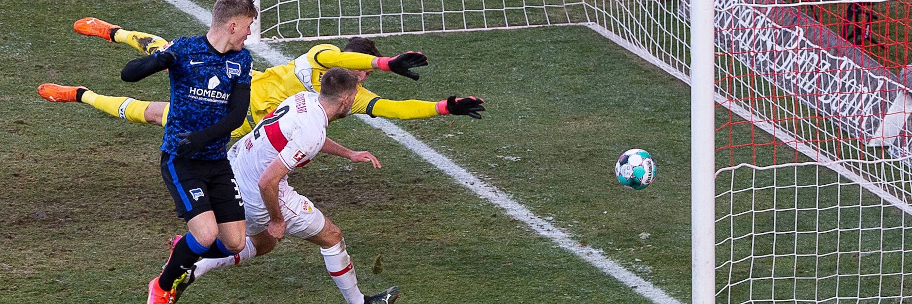 Luca Netz schiebt in der 82. Minute den Ball ins Stuttgarter Tor&nbsp; zum 1:1 ein.