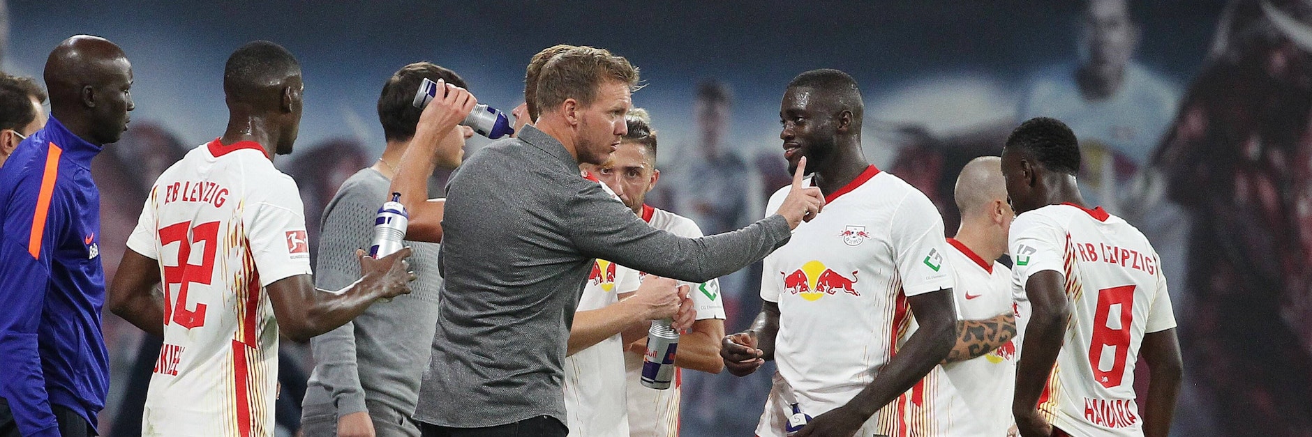 RB-Trainer Julian Nagelsmann (M.) lässt sich nach dem Bayern-Wechsel von Dayot Upamecano (3. v. r) und vor dem Liverpool-Spiel nicht aus der Ruhe bringen.