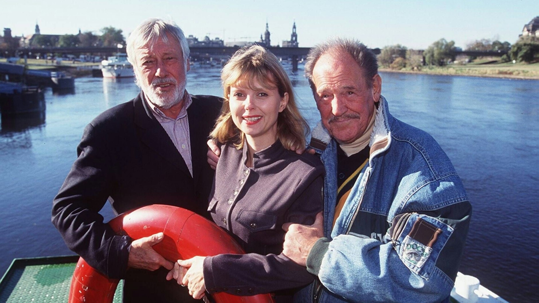 Auch im vereinten Deutschland ist Herbert Köfer im Fernseh-Einsatz: Hier mit Dietmar Schönherr und Roswitha Schreiner in der TV-Serie „Leinen los für MS Königstein“ (1997).