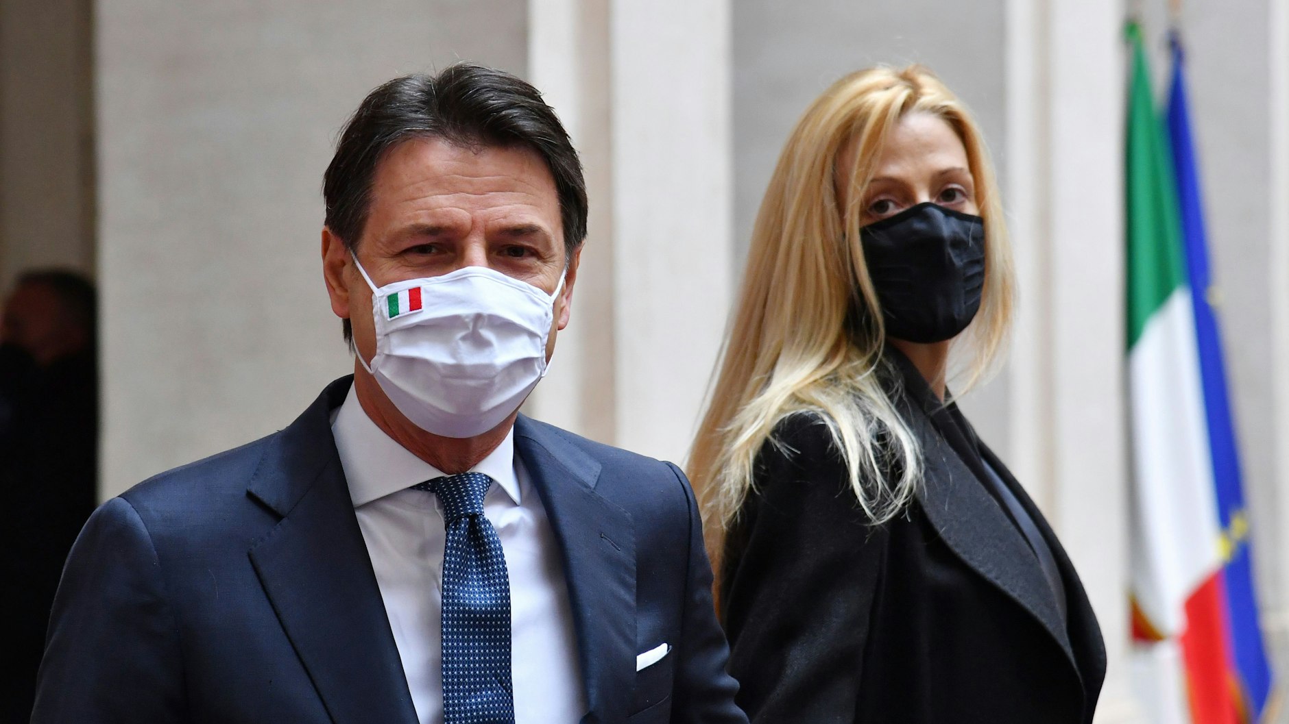 Der parteilose Ex-Ministerpräsident Giuseppe Conte und seine Partnerin Olivia Paladino wurden am Amtssitz, dem Palazzo Chigi, von seinen Mitarbeitern mit Applaus verabschiedet. 