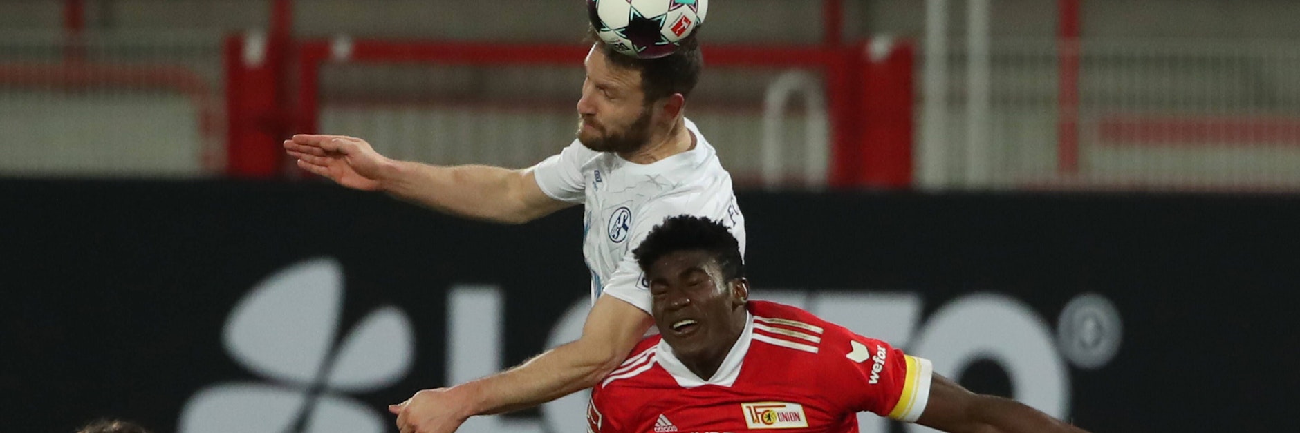 Shkodran Mustafi macht Taiwo Awoniyi das Leben schwer.