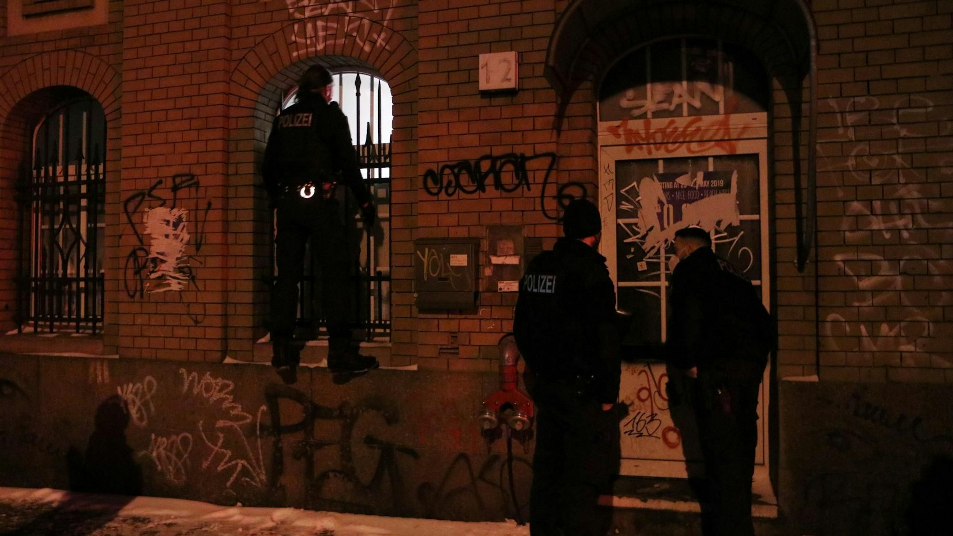 Wir wollen hier rein! Die Polizei bei einer Party, die keine war.