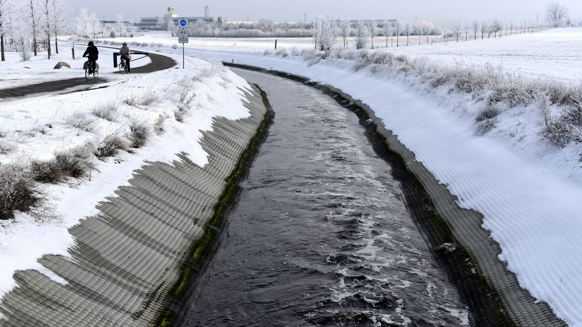 Das nur noch schlecht geklärte Wasser strömt in Richtung Schönefeld, verschwindet dort in Rohren zum Teltowkanal.