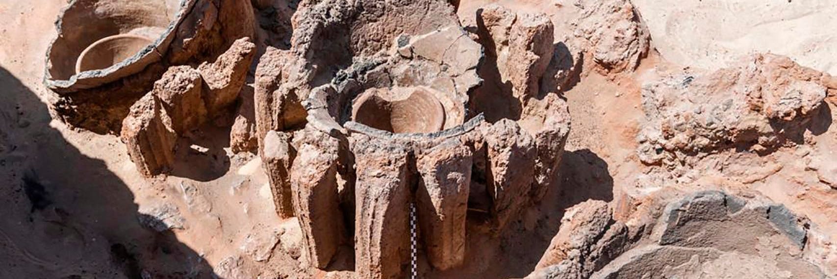 Überreste der vermutlich ältesten Brauerei der Welt, die vor etwa 5000 Jahren in Ägypten errichtet worden war.