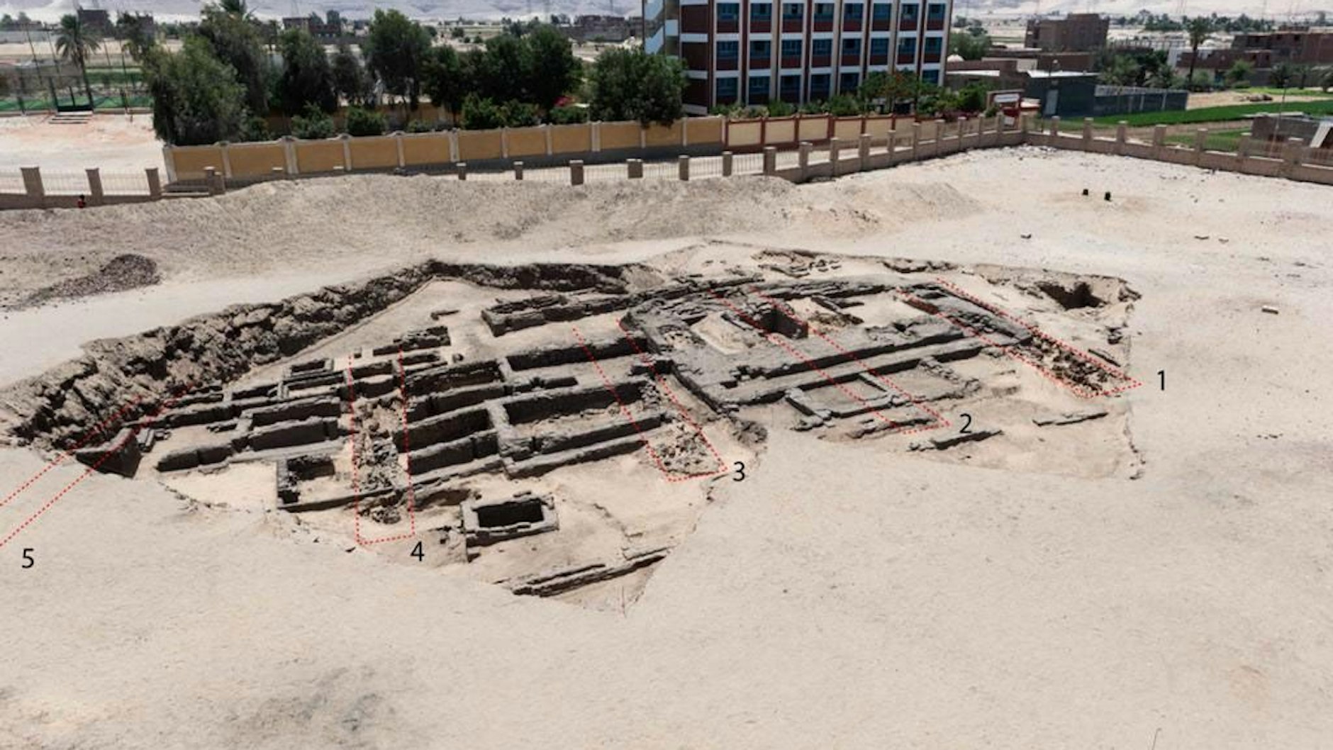 Eine Abbildung der Grabungsstätte mit Kennzeichnungen der Archäologen.