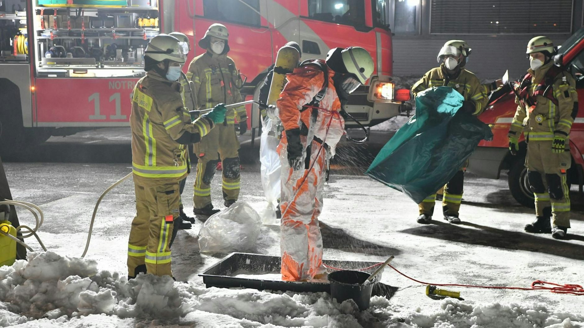 Nach dem Arbeitseinsatz „unter Tage“ wird die Schutzkleidung des Feuerwehrmanns dekontaminiert.