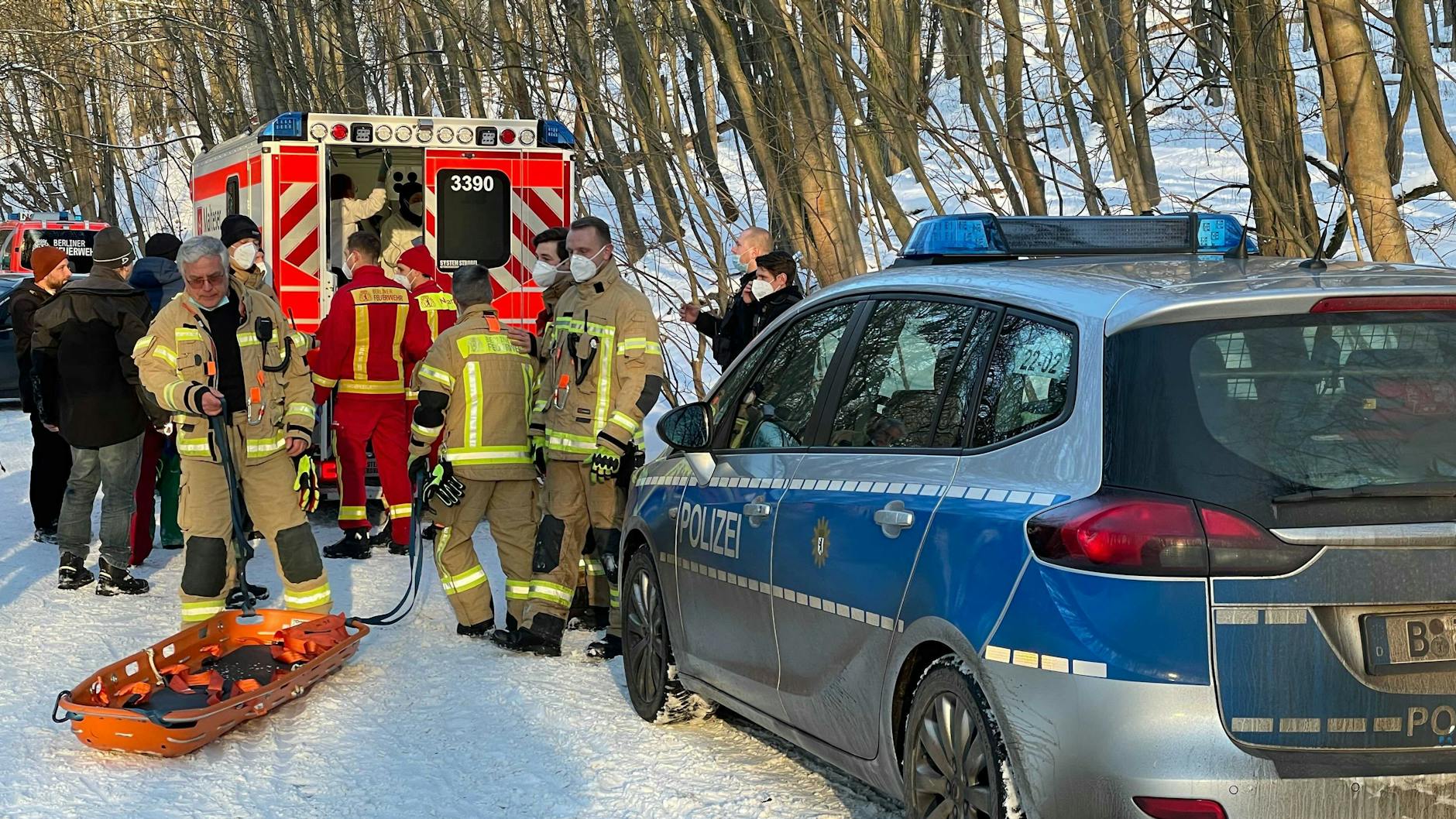 Eine Frau und ein Mädchen sind beim Rodeln am Teufelsberg im Südwesten Berlins verunglückt.