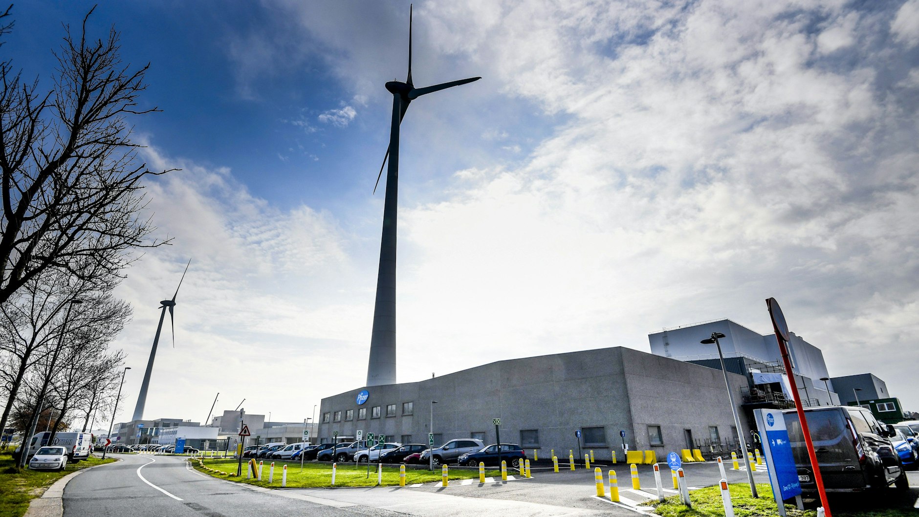 Die Pfizer-Fabrik mit den beiden Windkrafträdern, die von der Gemeinde Puurs schnell genehmigt wurden.