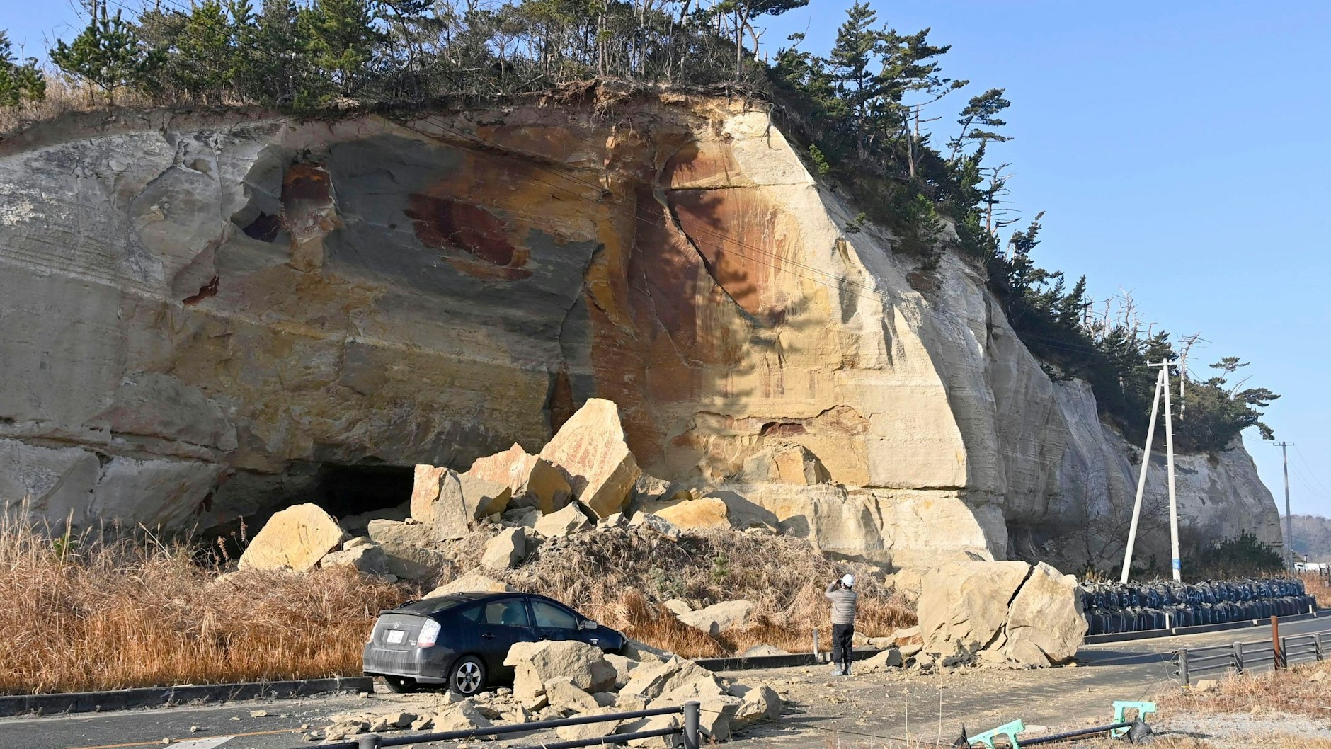 Nach dem Erdbeben kamen große Gesteinsbrocken aus der Wand.
