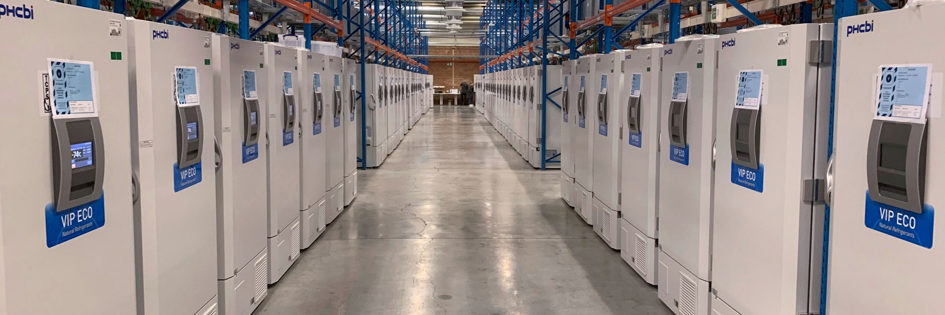 Ganz schön kalt: Galerien von Kühlschränken in der Pfizer-Fabrik im belgischen Puurs, in denen der fertige Corona-Impfstoff aufbewahrt wird.