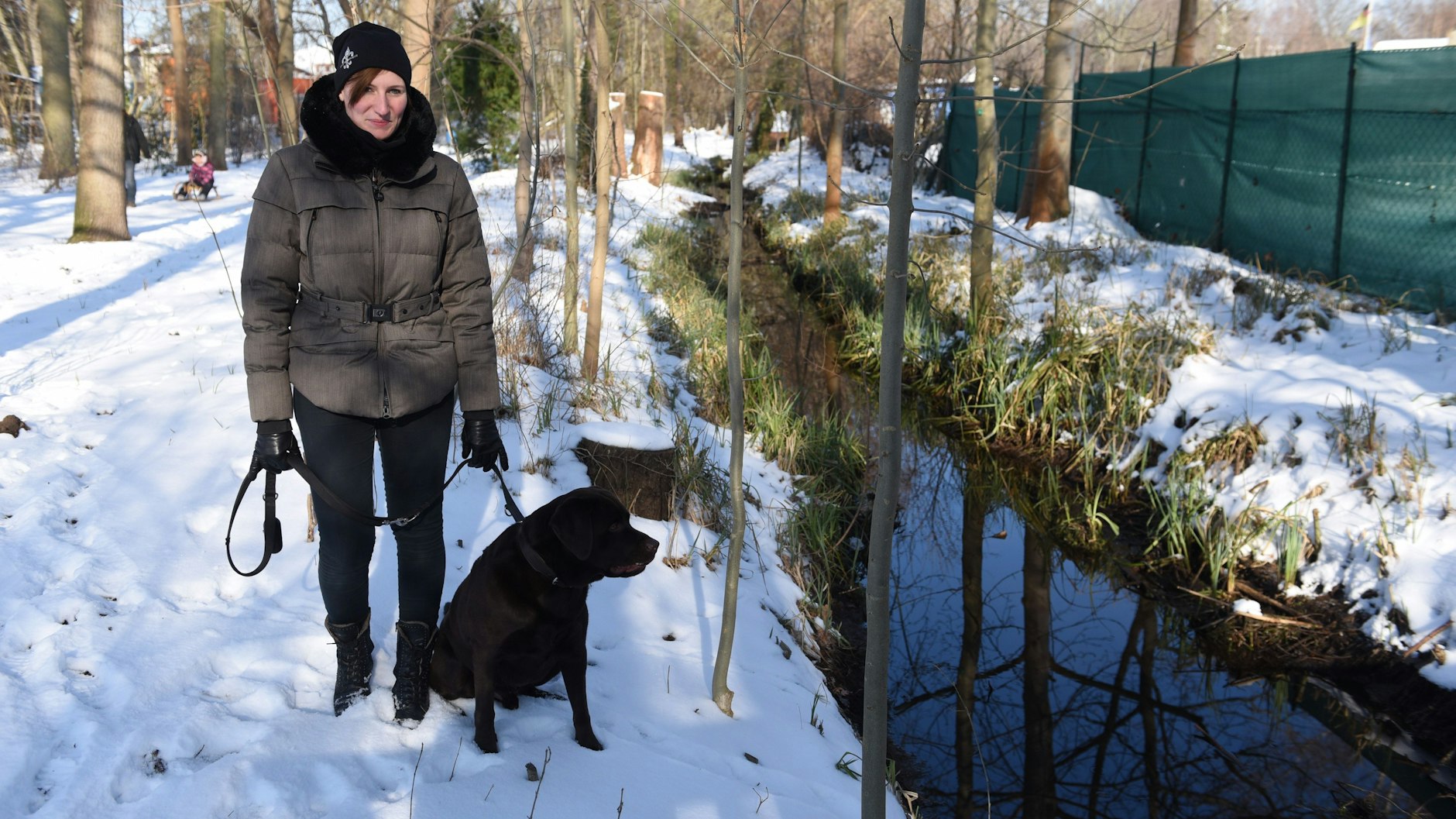Jasmin&nbsp;Wöllner (31) spaziert mit „Joko“ am Rudower Fließ, das aus dem Klärwerk gespeist wird. Sie hatte nichts von der Warnung gewusst, hält ihren badefreudigen Labrador aber immer eher vom Wasser fern.<br>&nbsp;<br>&nbsp;