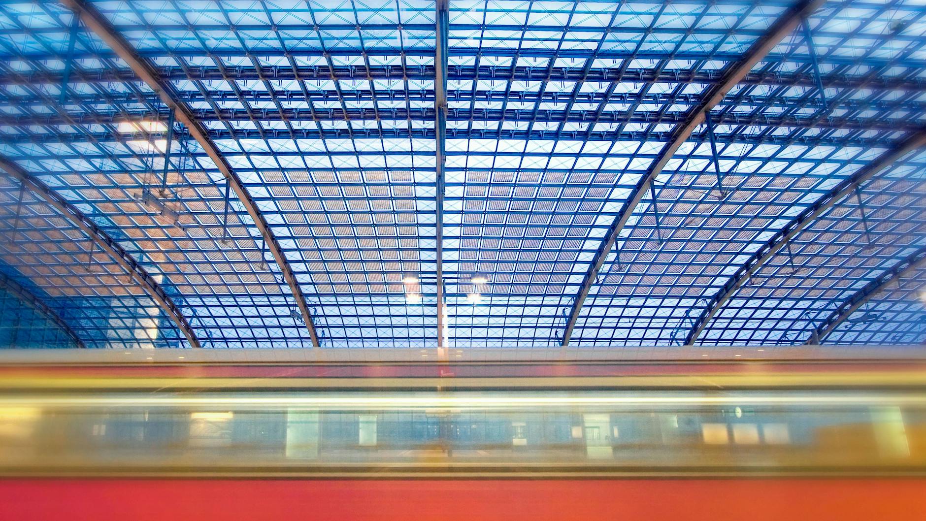 Eine S-Bahn im Berliner Hauptbahnhof. Auch die Linien auf der Ost-West-Strecke, die durch den Bahnhof verläuft, werden ausgeschrieben.