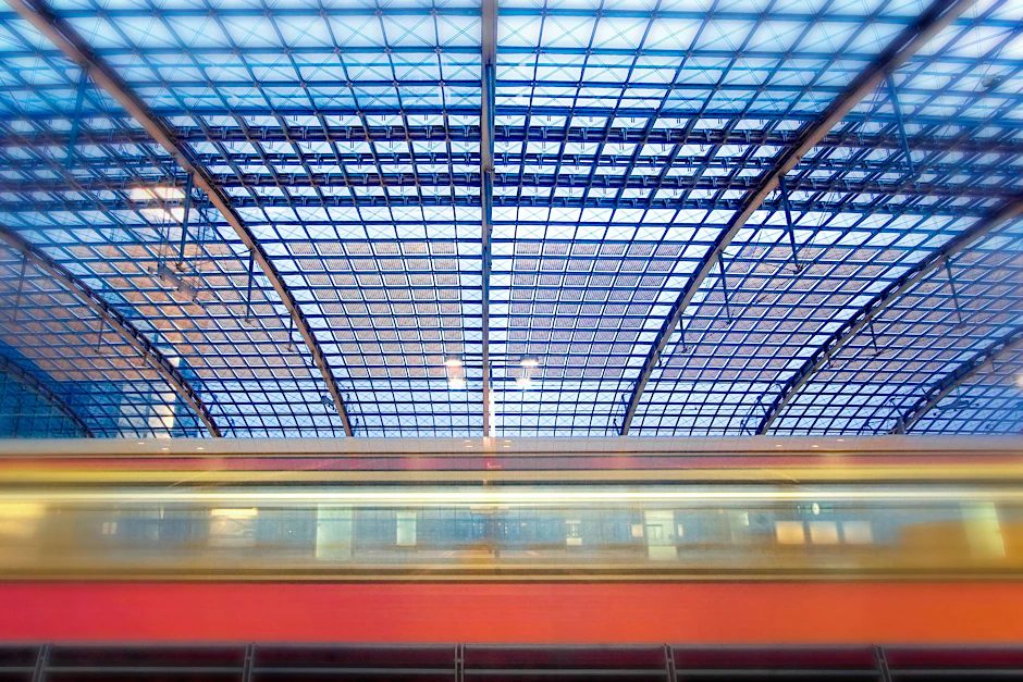 Eine S-Bahn im Berliner Hauptbahnhof. Auch die Linien auf der Ost-West-Strecke, die durch den Bahnhof verläuft, werden ausgeschrieben.