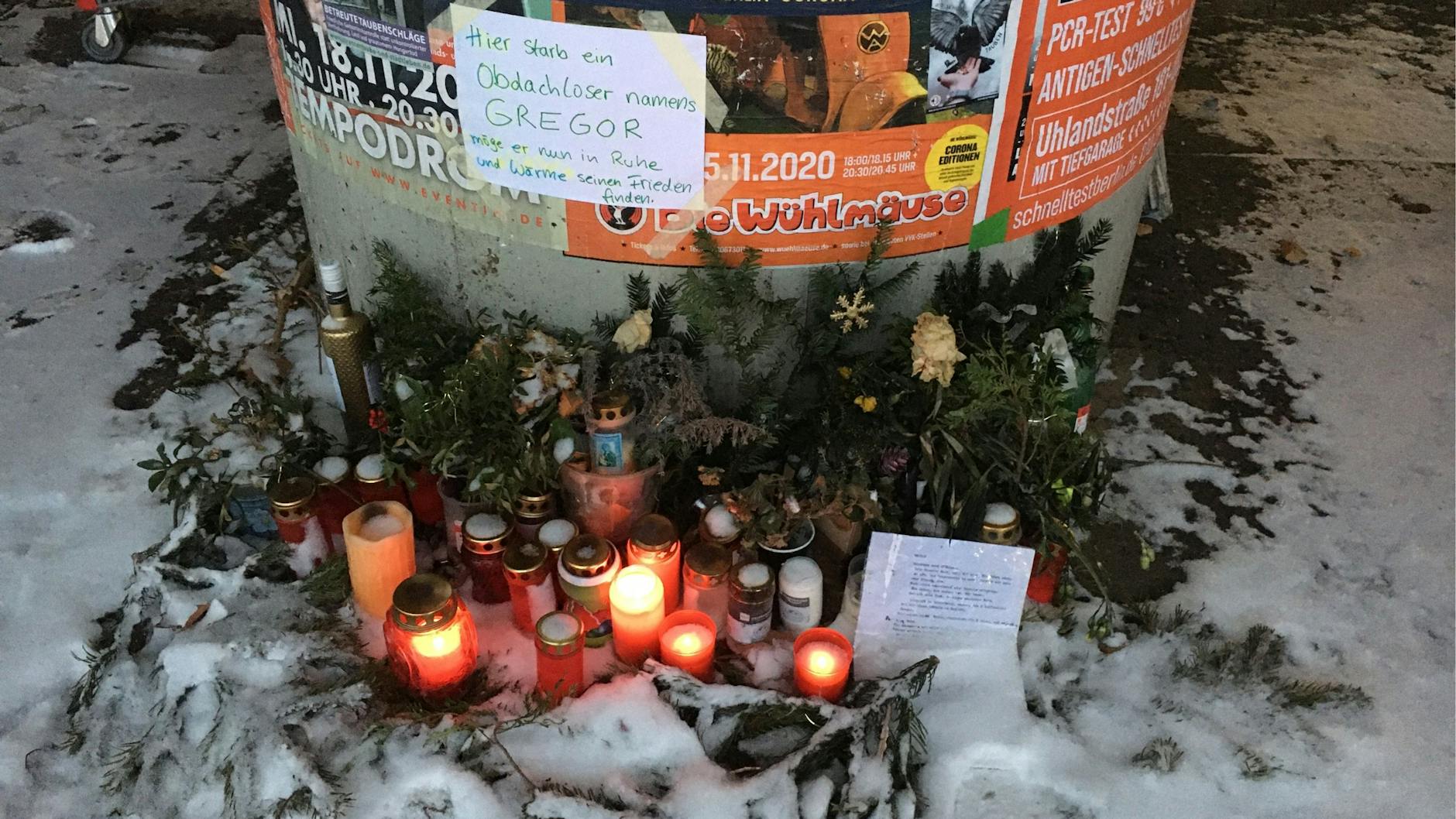 Gedenken an den verstorbenen Obdachlosen Gregor am S-Bahnhof Rathaus Steglitz.