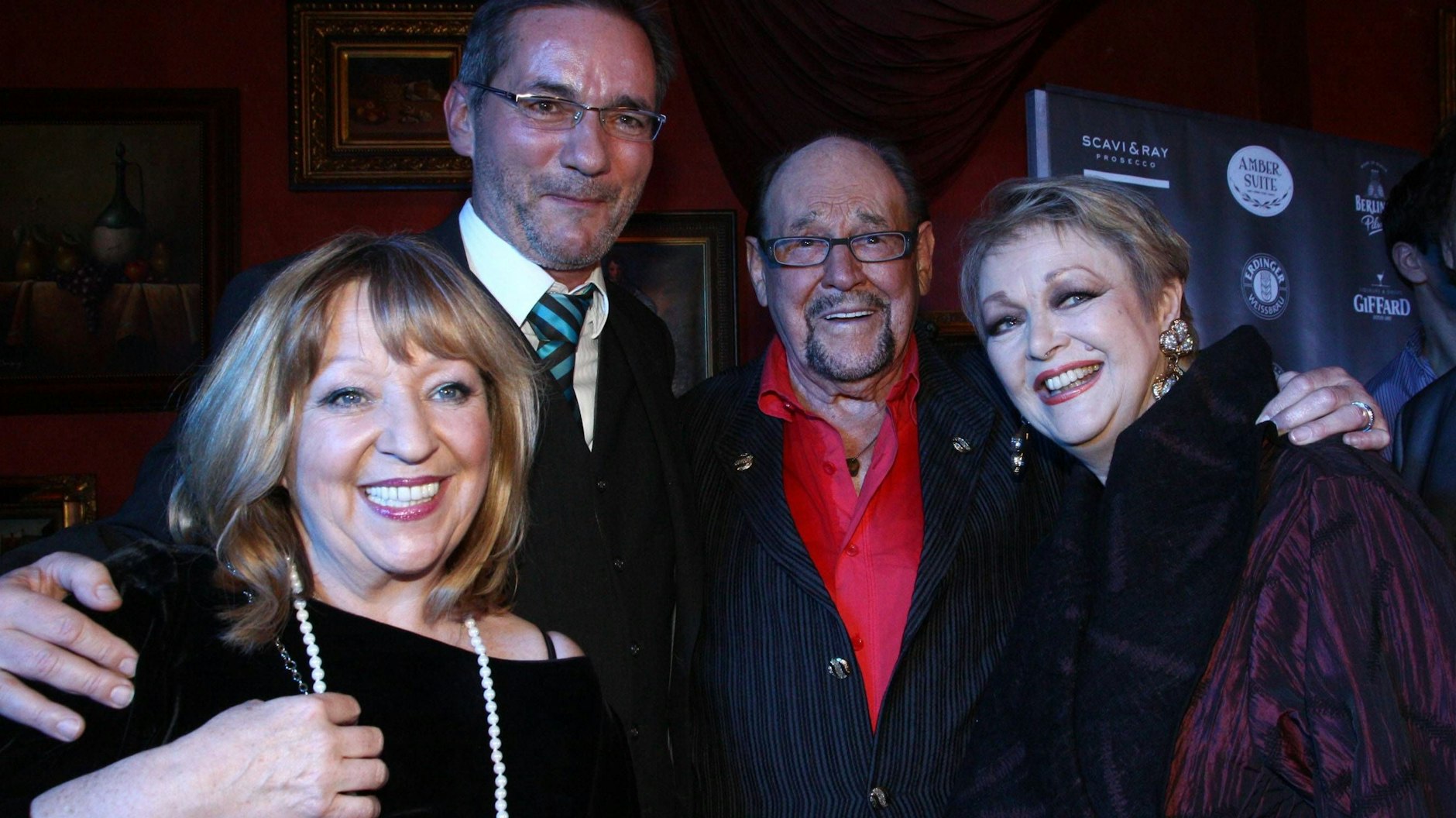 Herbert Köfer mit&nbsp;Angelika Mann, Matthias Platzeck und Barbara Schöne bei der Feier zu seinem 90. Geburtstag. Das große Fest zum 100. muss wegen Corona verschoben werden.