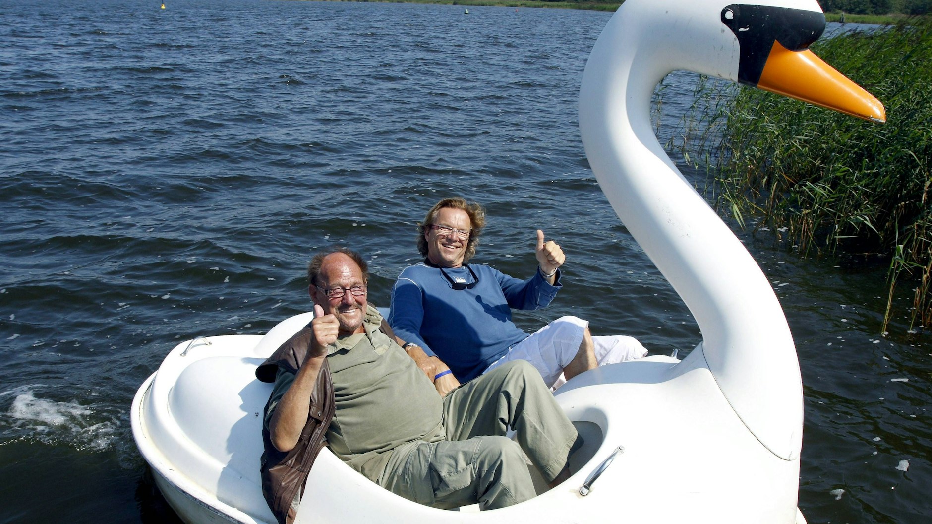 Herbert Köfer und&nbsp; Wolfgang Lippert haben auf Rügen viel Spaß im Tretboot. „Herbert ist für mich ein Freund und ein Vorbild“, sagt der Entertainer.
