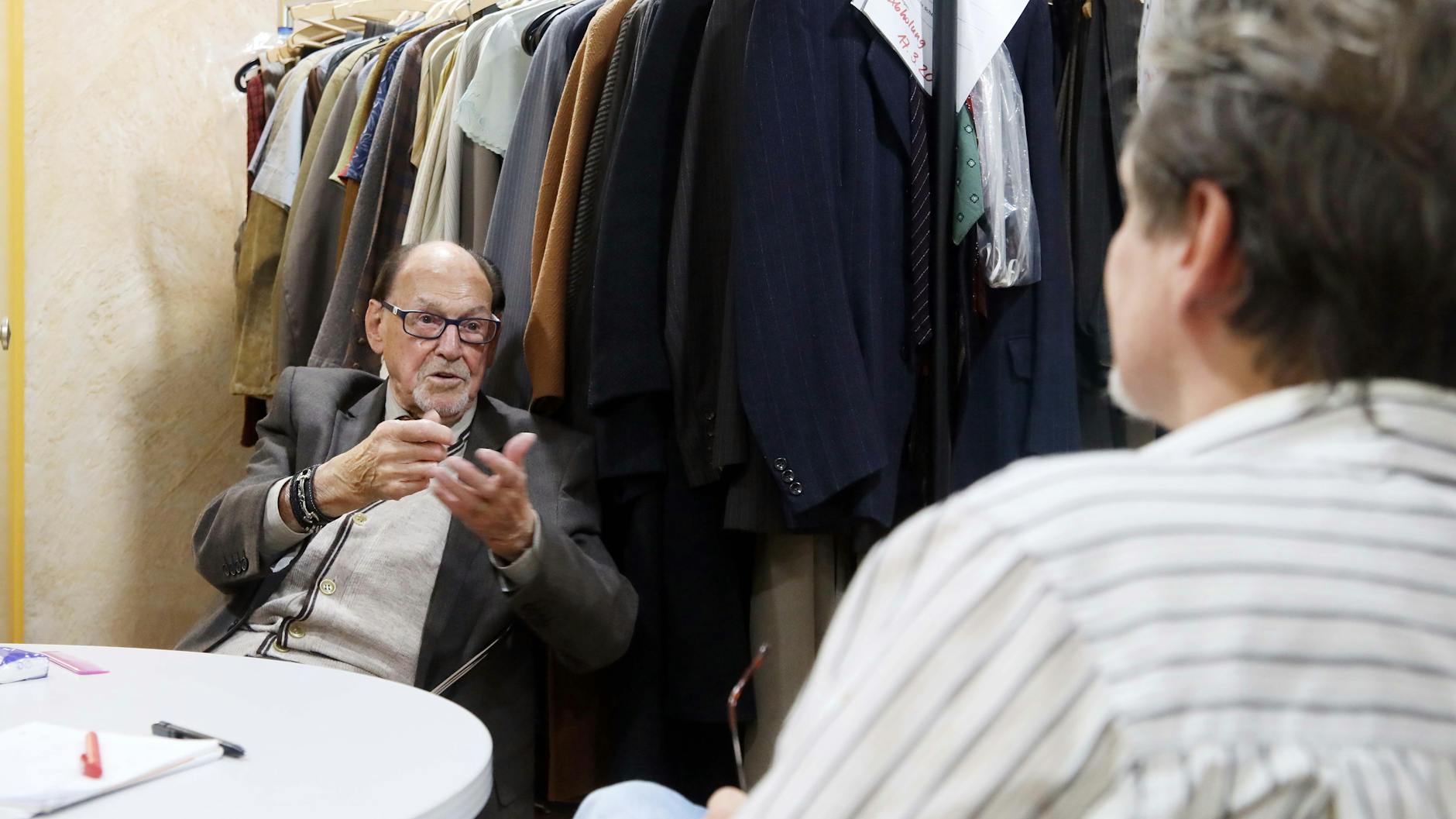 Herbert Köfer und KURIER-Reporter Norbert Koch-Klaucke: Hier trafen sie sich im Sommer 2020 bei den Vorbereitungen zu dem Film „Krauses Zukunft“, in dem der Star einen 100-Jährigen spielt.