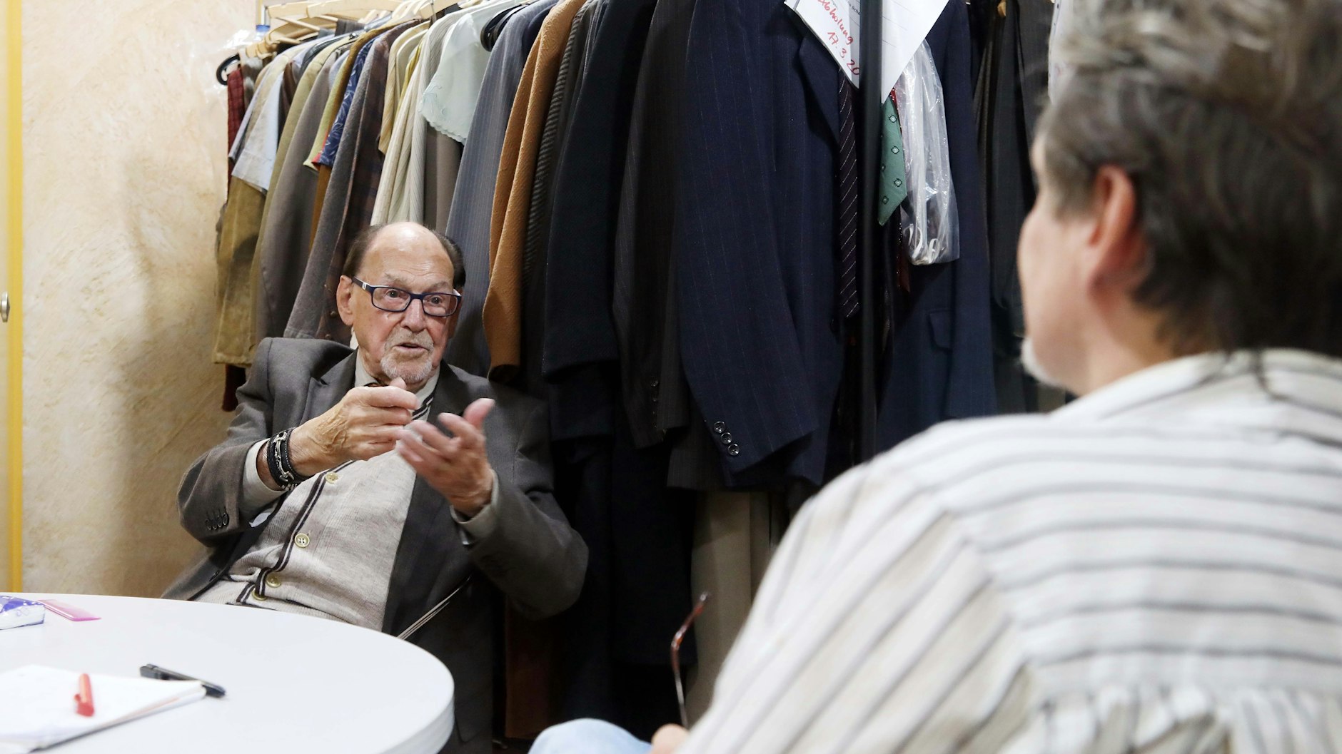 Herbert Köfer und KURIER-Reporter Norbert Koch-Klaucke: Hier trafen sie sich im Sommer 2020 bei den Vorbereitungen zu dem Film „Krauses Zukunft“, in dem der Star einen 100-Jährigen spielt.