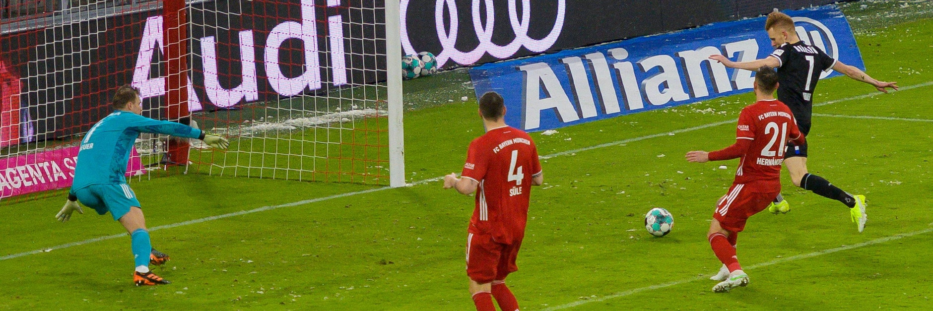 Da ist die Sensation ganz nah: Christian Gebauer (r.) schiebt zum 3:1 für Bielefeld ein.