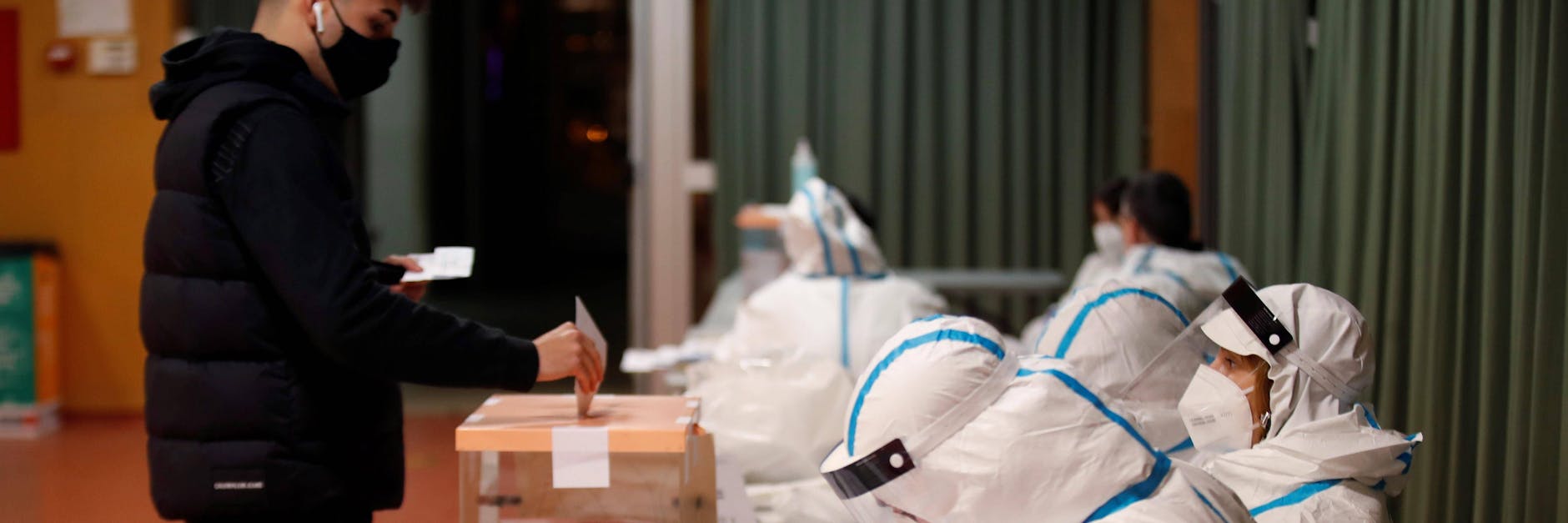 Abstimmung vor vermummten Wahlhelfern in der katalanischen Stadt Girona.