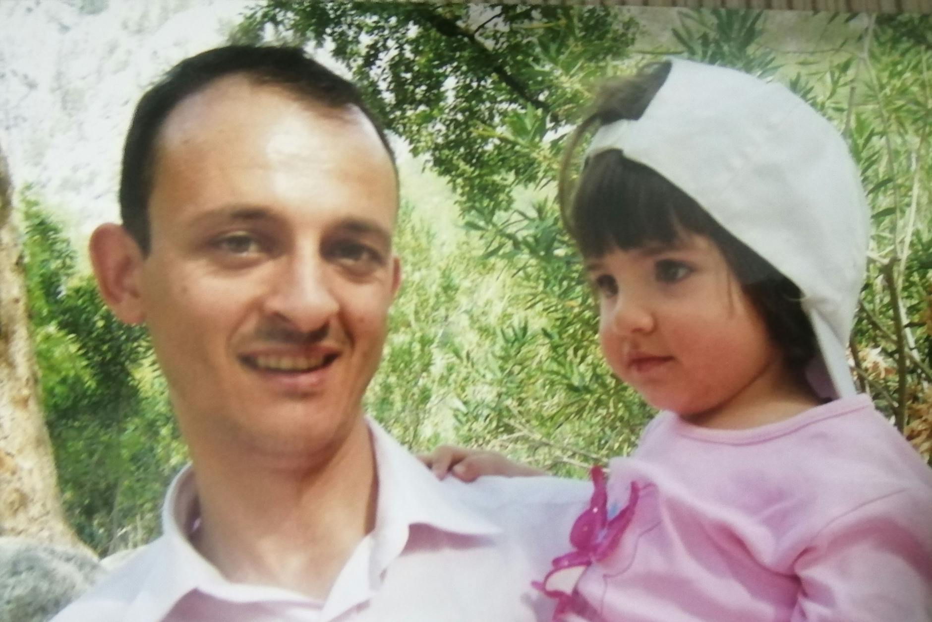 Zur Zeit hat Nursena nur Erinnerungsfotos von ihrem Vater.