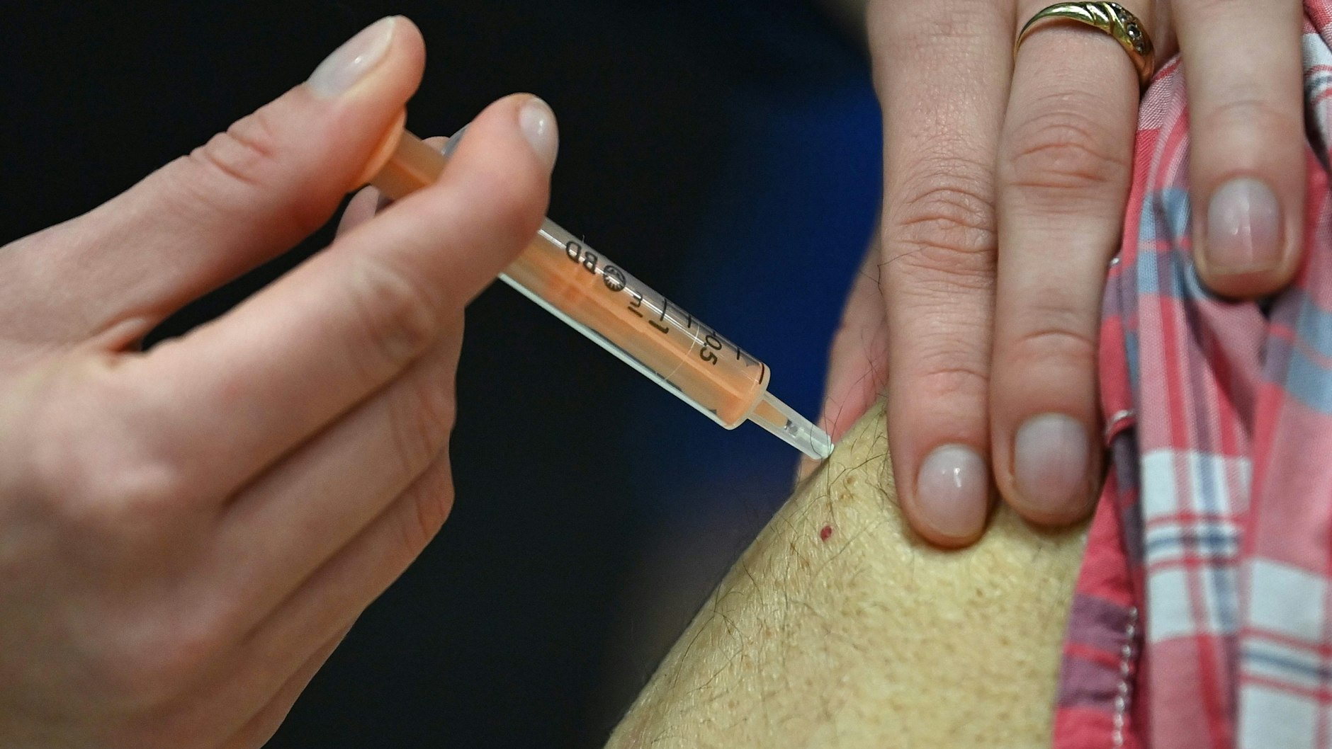 Ein Mensch bekommt den Impfstoff von Astrazeneca verabreicht. In Schweden kam es jetzt zu einer Häufung von Nebenwirkungen.&nbsp;