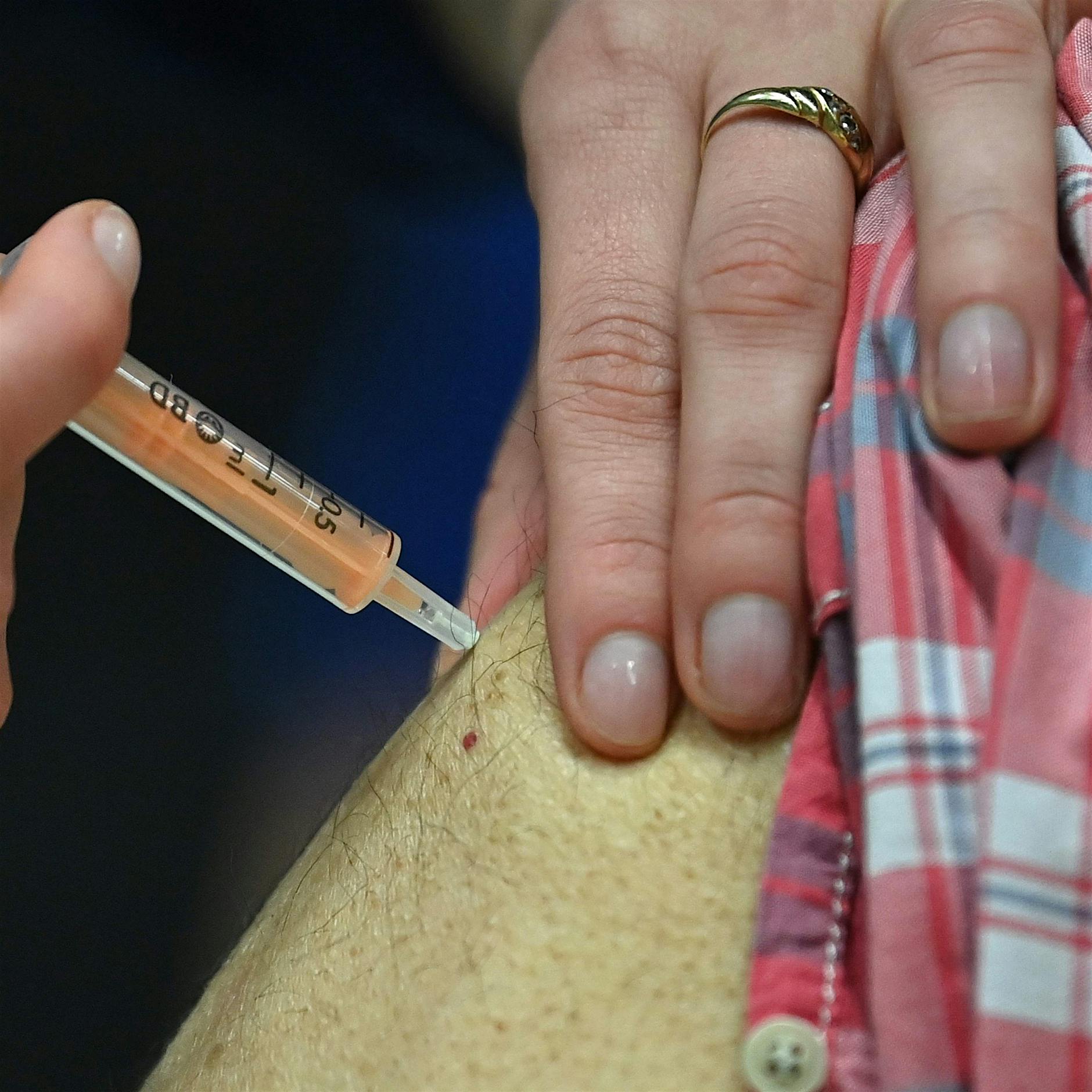 Häufung von Nebenwirkungen mit Astrazeneca: Impfstopp in Teilen von Schweden