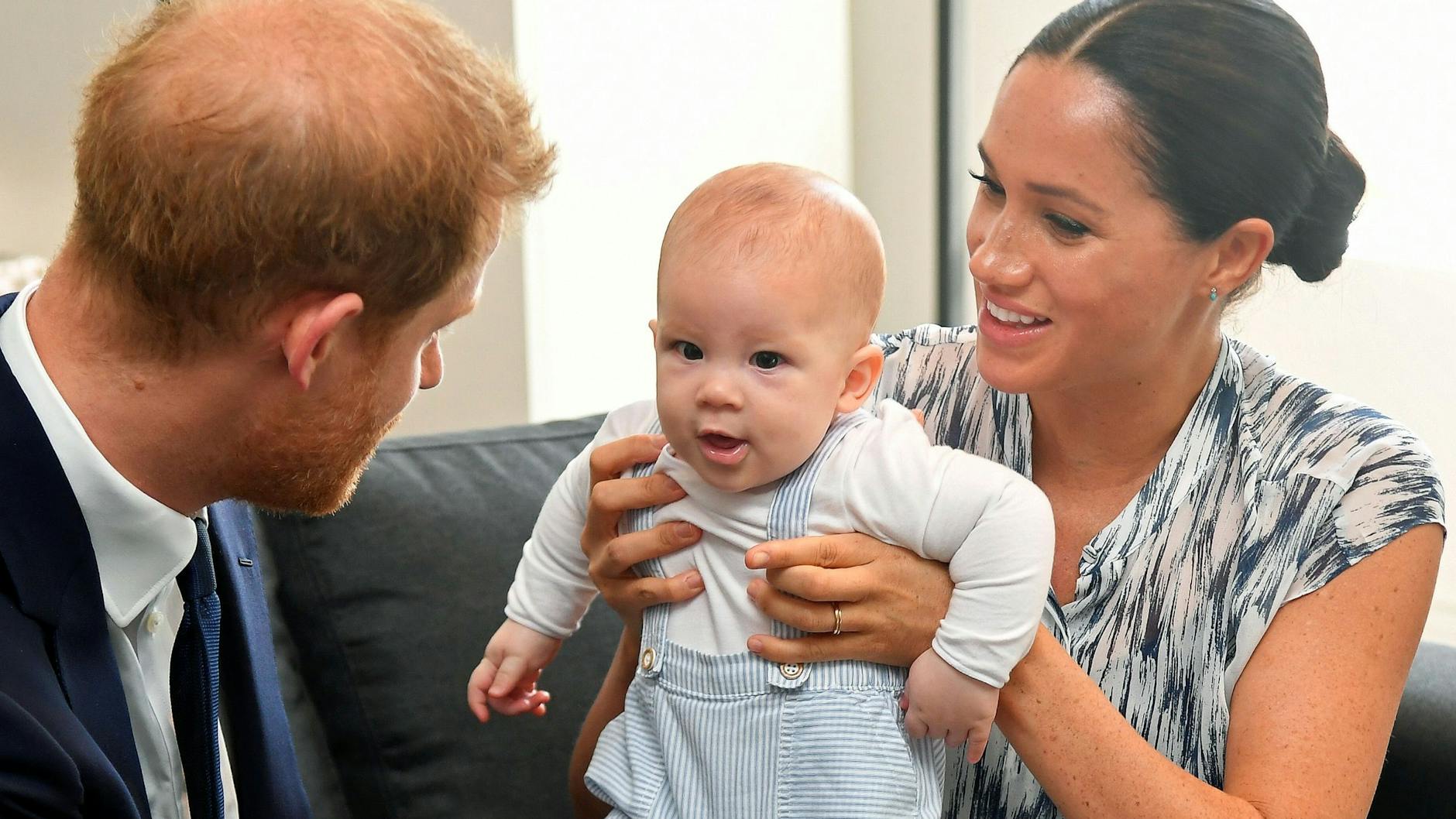 Prinz Harry, Herzog von Sussex, und seine Frau Meghan, Herzogin von Sussex, mit ihrem Sohn Archie im September 2019 in Kapstadt. 