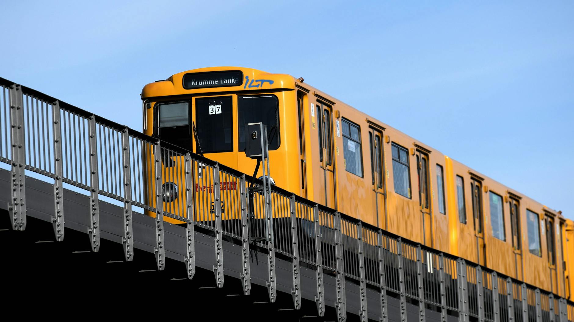 Ein Zug der Linie U3: Noch ist in Krumme Lanke Endstation.