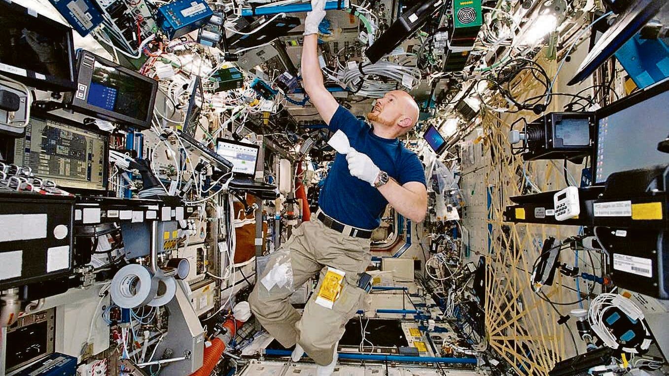 Das von der ESA veröffentlichte Foto zeigt den Astronauten Alexander Gerst beim wöchentlichen Putzen auf der Internationalen Raumstation ISS.