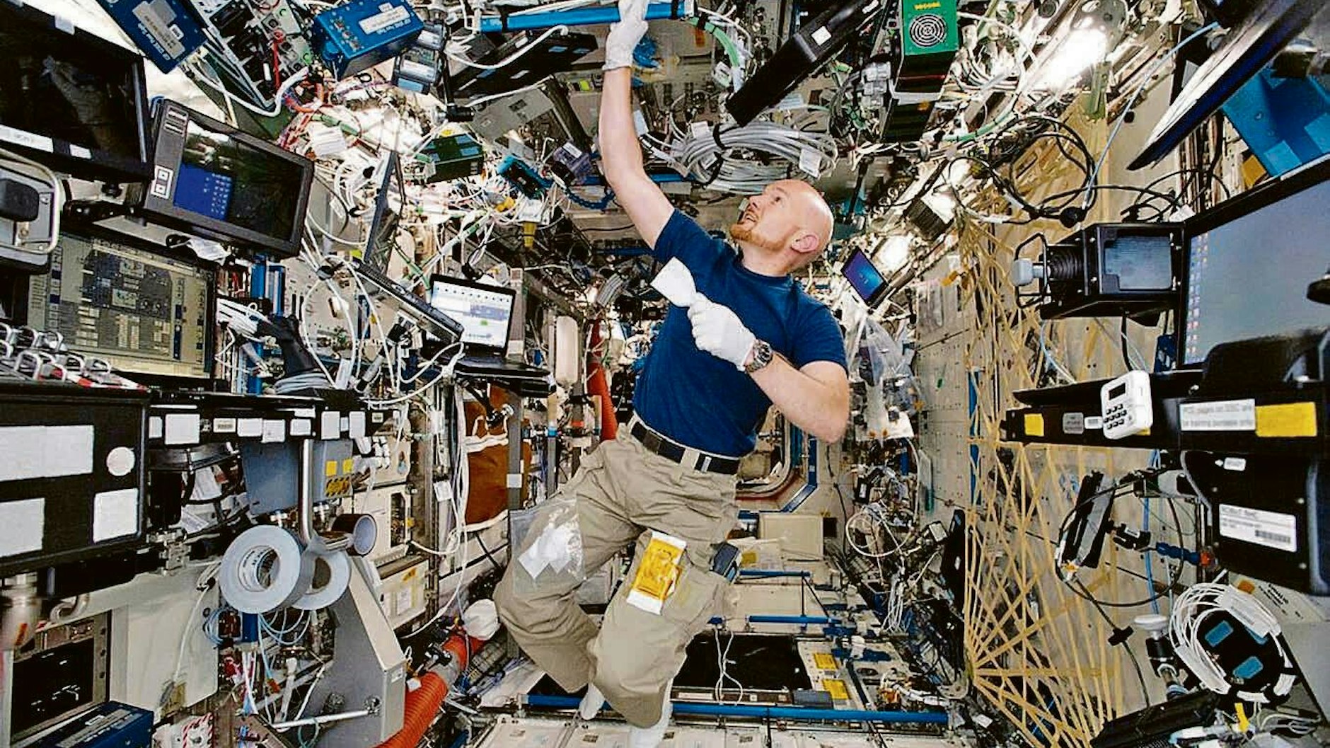 Das von der ESA veröffentlichte Foto zeigt den Astronauten Alexander Gerst beim wöchentlichen Putzen auf der Internationalen Raumstation ISS.