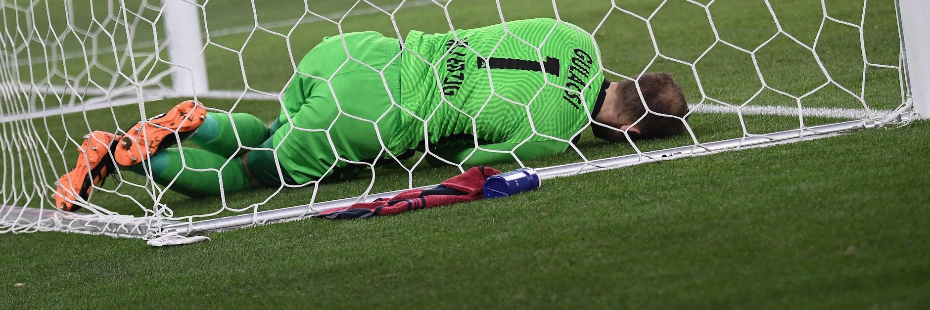 Nach der Niederlage gegen Liverpool am Boden: Leipzigs Peter Gulacsi 