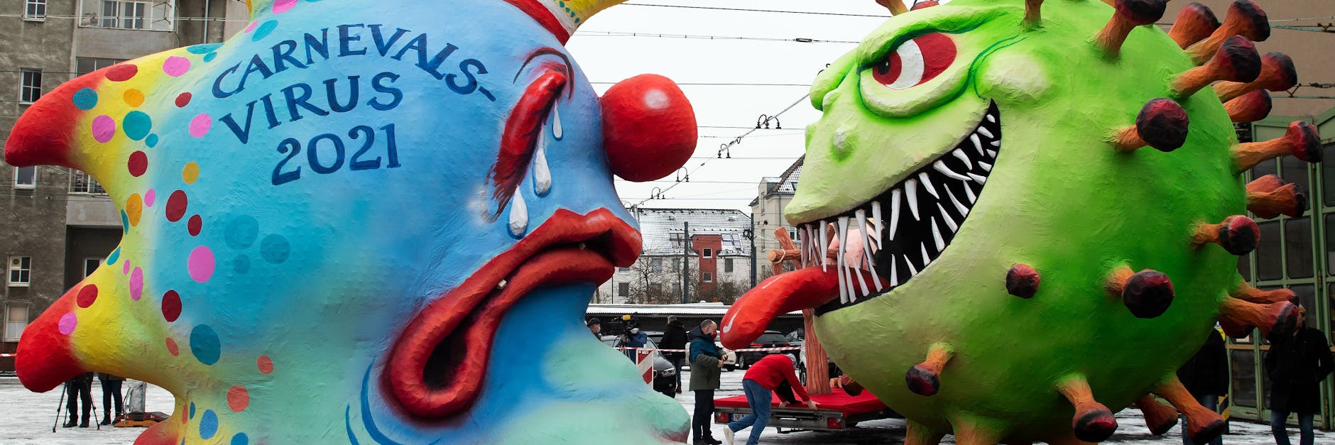 Auch im diesjährigen Karneval ist Corona ein Thema, wie hier in Düsseldorf - und sicherlich wird die Pandemie auch beim Politischen Aschermittwoch im BKA-Theater eine Rolle spielen. 