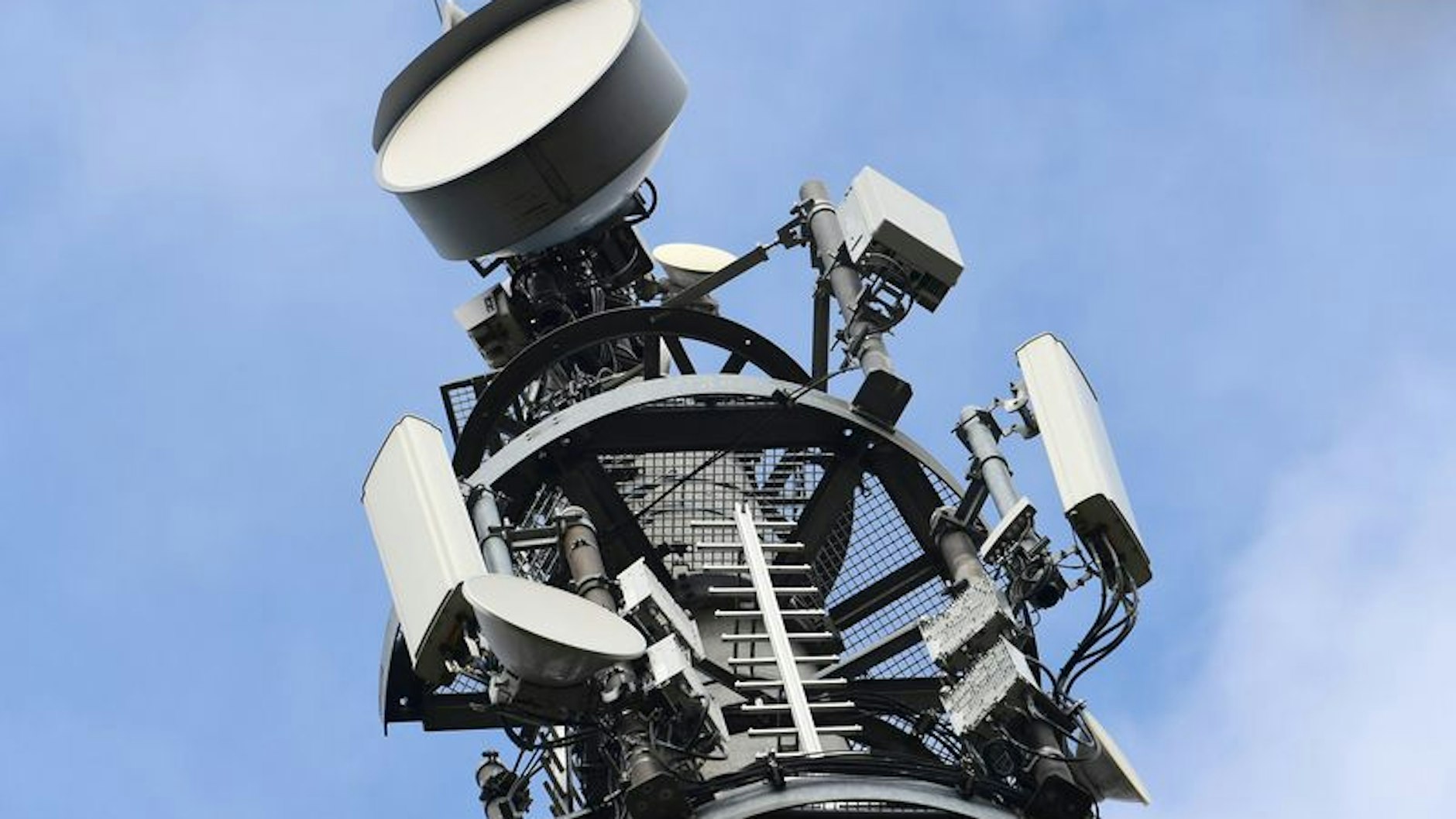 Der kleine quadratische Kasten neben der runden Antenne ist Brandenburgs erste 5G-Antenne in Bernau bei Berlin. Das neue Netz soll noch schnelleren Datenfunk bringen.
