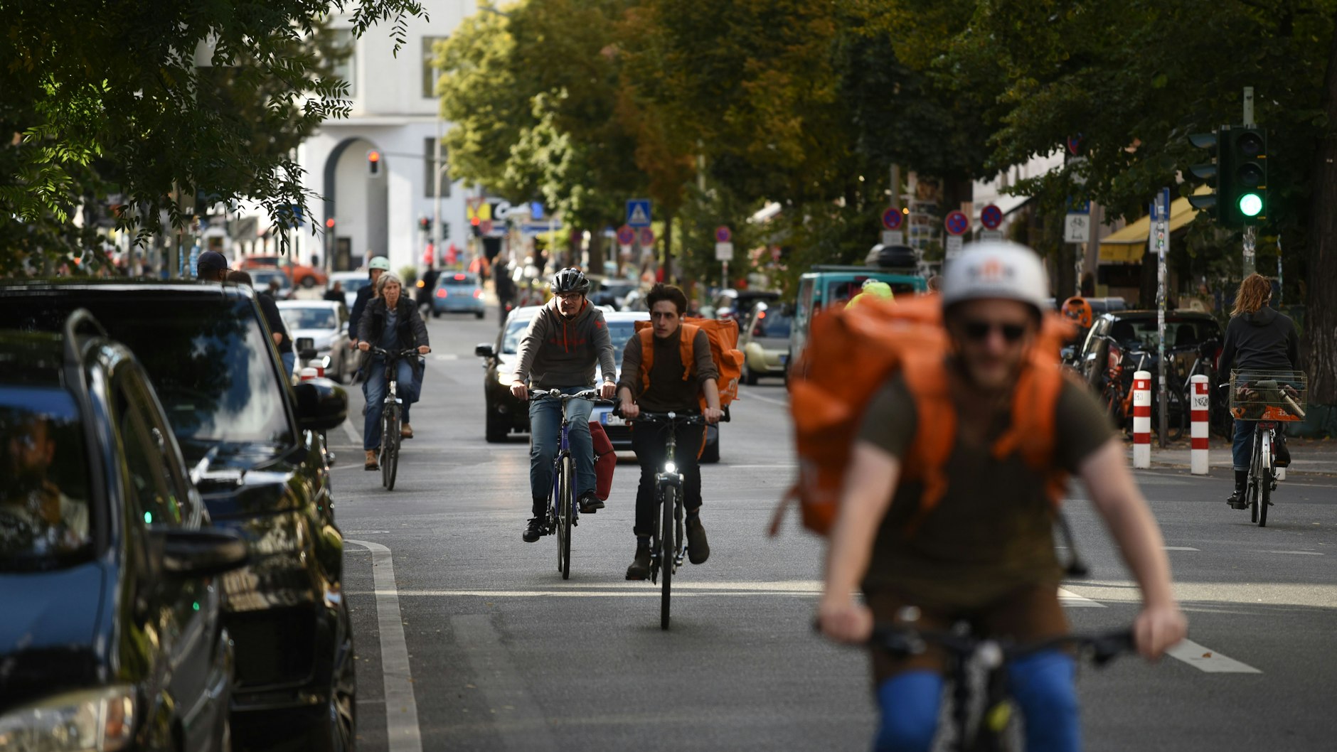 Viele Radfahrer, kaum Autos: So wie in der Bergmannstraße in Kreuzberg stellt sich der Senat die Zukunft des Stadtverkehrs vor.