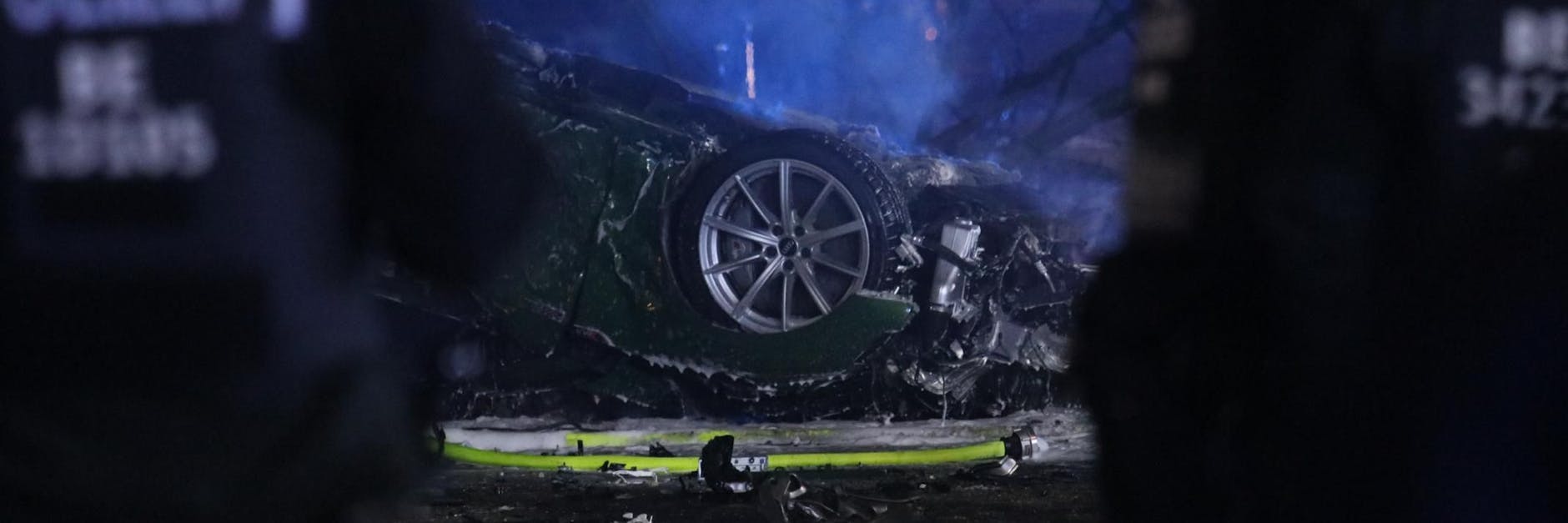 Der Unfallwagen soll sehr schnell auf der Straße "Am Treptower Park" unterwegs gewesen sein. Der Audi prallte erst gegen Bäume, danach gegen einen Baucontainer und wurde dann in zwei Teile gerissen. Im Auto befanden sich vier Personen. <br><br>