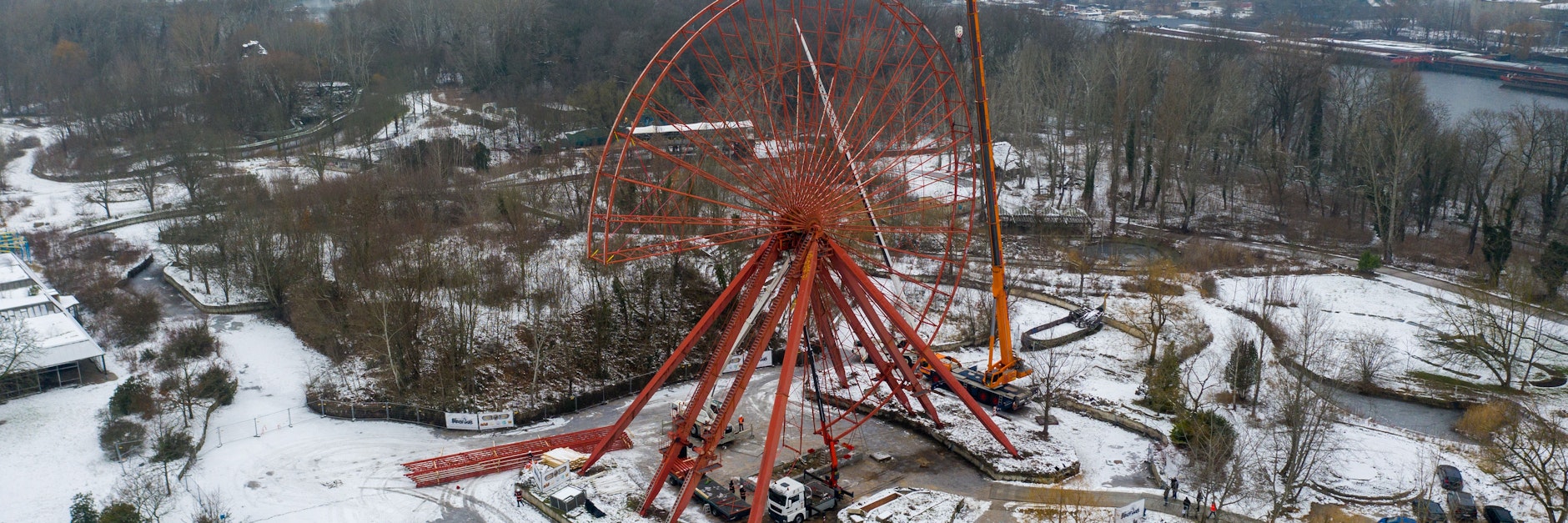 Das Riesenrad im Spreepark wird abgebaut. Nach bisheriger Planung soll es nach der dreijährigen Sanierung an seinem alten Standort wieder aufgebaut werden.