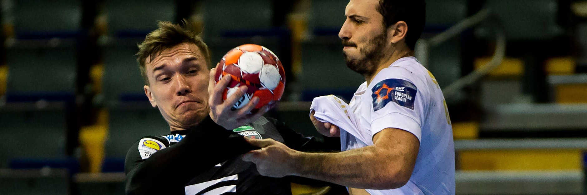 Weltmeister-Fuchs Lasse Andersson (l.) gibt alles gegen Nimes-Ass&nbsp;Benjamin Gallego.