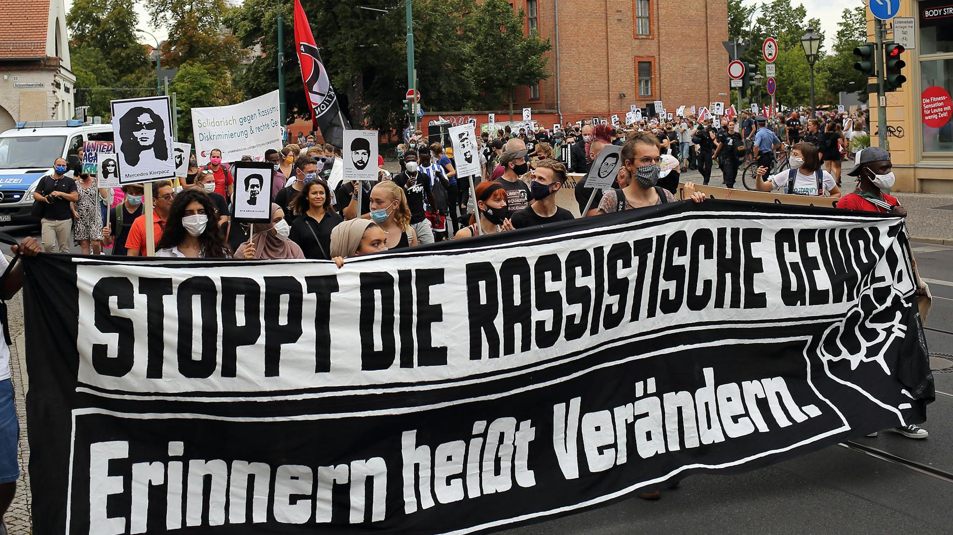 Eine Demonstration zum Gedenken an die Opfer des Anschlags von Hanau in Potsdam am 22. August 2020.