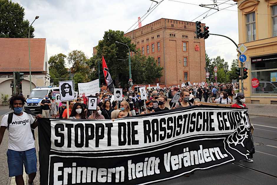 Eine Demonstration zum Gedenken an die Opfer des Anschlags von Hanau in Potsdam am 22. August 2020.
