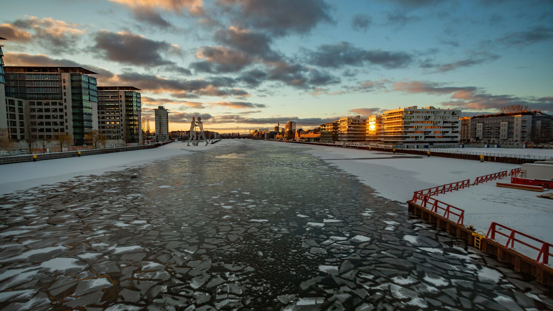 Winterlicher Sonnenuntergang über der Spree, und der Schnee schmilzt.