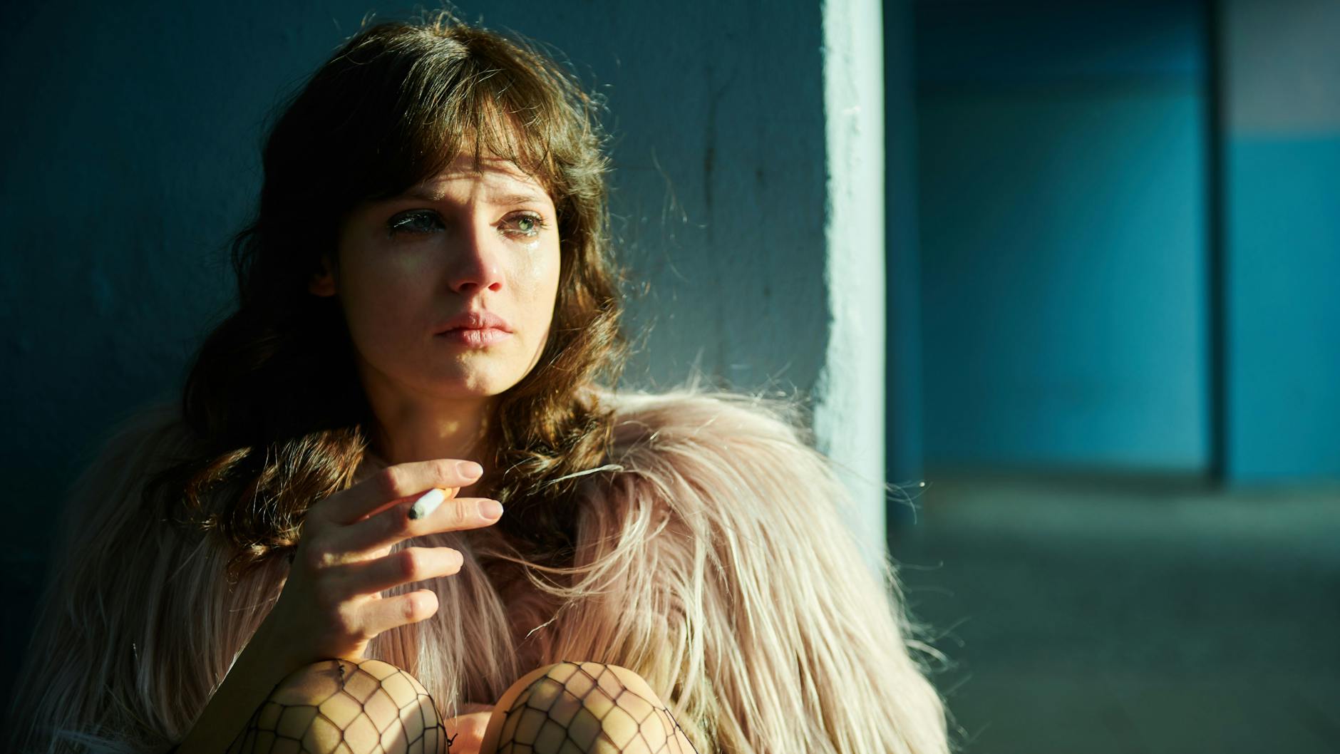 Schauspielerin Jana McKinnon als Christiane F. in einer Szene aus der neuen Serie „Wir Kinder vom Bahnhof Zoo“.