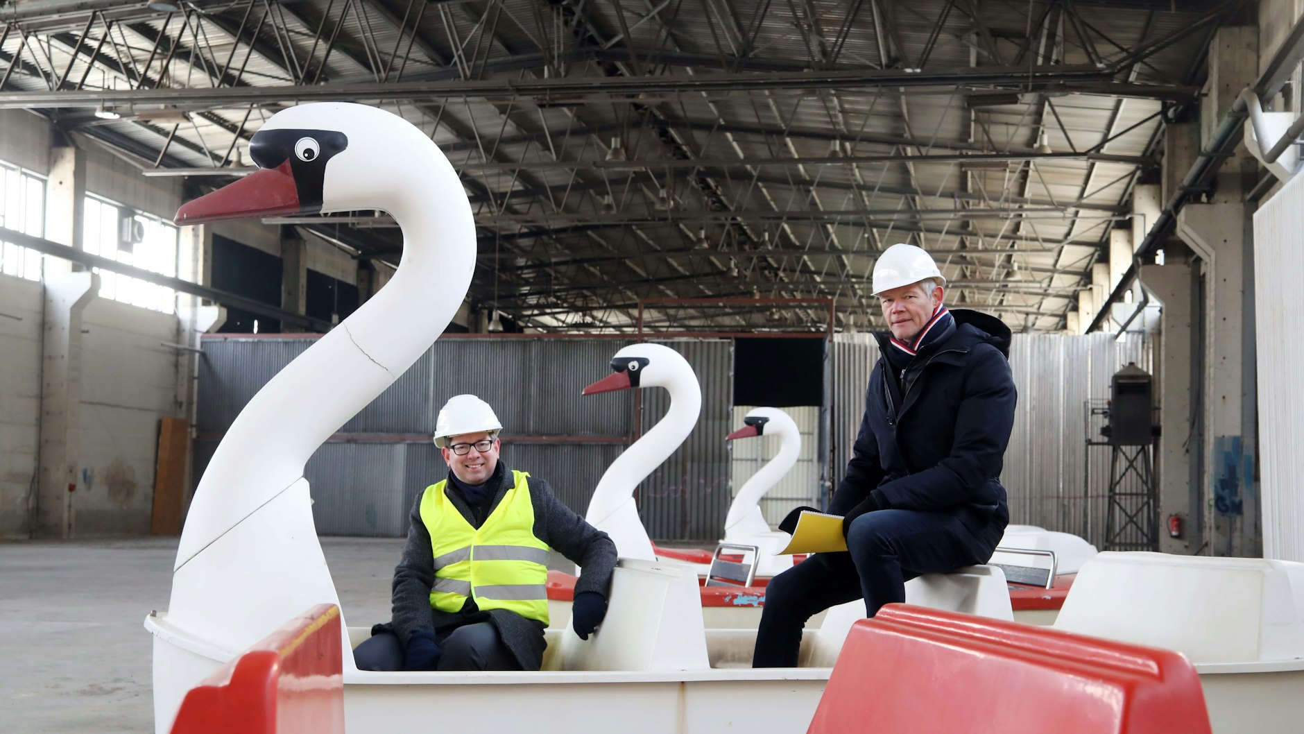 Bezirksbürgermeister Oliver Igel und Grün-GmbH-Chef Christoph Schmidt besuchten beim Rundgang die alte Spreepark-Werkstatt, in der noch einzelne Schwan-Boote stehen. Die Halle soll zu einer Veranstaltungshalle umgebaut werden, möglichst mit finanzieller Hilfe des Bundes.