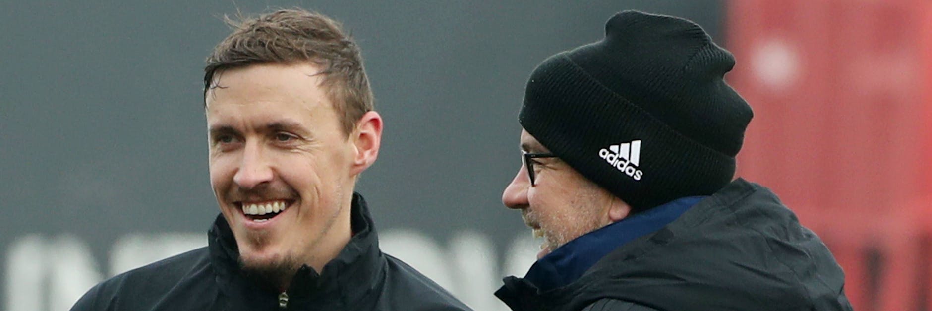 Max Kruse freut sich mit Union-Trainer Urs Fischer, dass es im Training derzeit bei ihm läuft. 