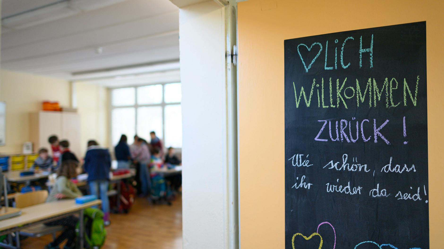 Die Klassen 1 bis 3 kehren ab Montag in den Unterricht zurück - viele freuen sich, ihre Freunde wiederzusehen.